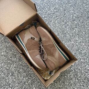 Tevas highside 84’s mid lace up shoes in camel brown